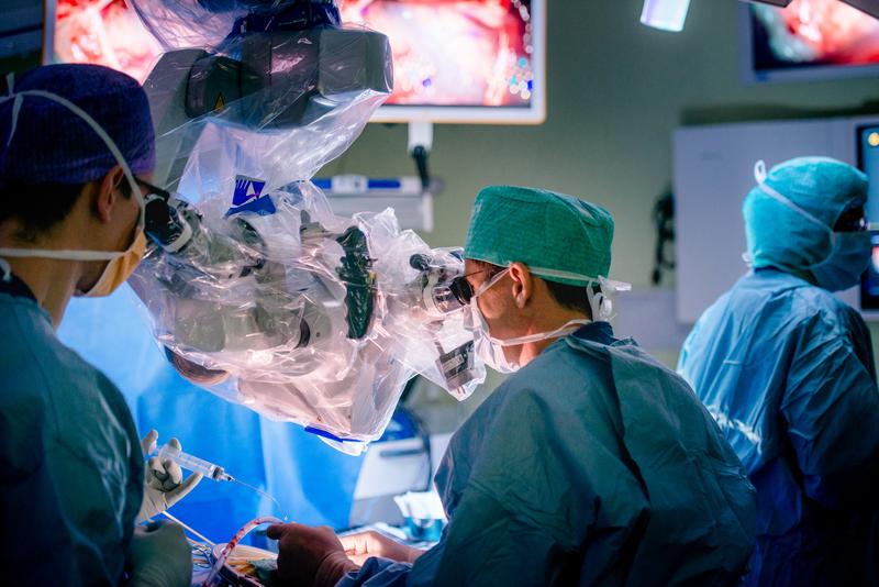 If you look at a recurring problem from a new perspective, sometimes an idea for a new solution suddenly emerges. Raabe during surgery…
