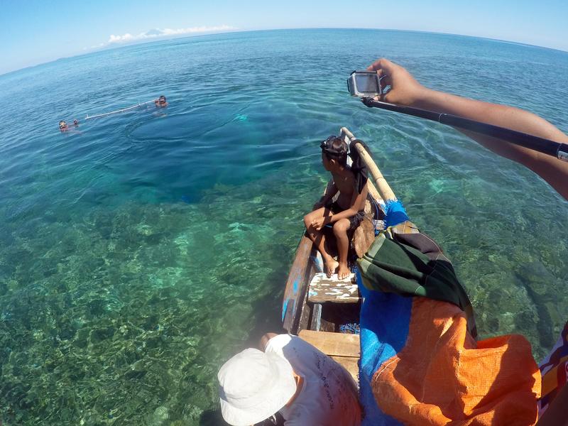 Grundwasseraustritt aus einem Krater in einem Riff vor Lombok