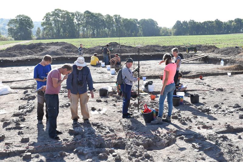 Ein ukrainisch-deutsches Forschungsteam untersucht ein kupferzeitliches Versammlungshaus aus der Zeit um 3750 v. Chr. in der Siedlung Maidanetske, Ukraine.