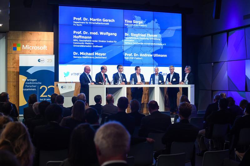 Prof. Dr. M. Gersch, FU Berlin; Prof. Dr. W. Hoffmann, Universitätsmedizin Greifswald; Dr. M. Meyer, Siemens Healthineers; Tino Sorge, MdB; Dr. S. Throm, vfa; Prof. Dr. A. Ullmann; I. Bach (v.l.n.r.)