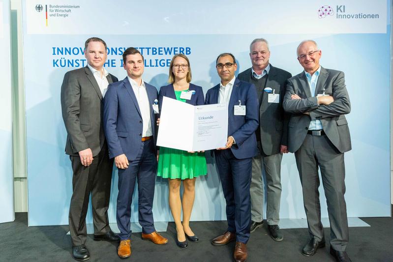 Das Forschungsprojekt SDaC um Koordinator Shervin Haghsheno vom KIT (3. v.l.) war siegreich beim Innovationswettbewerb zur Anwendung von Künstlicher Intelligenz (Foto: BMWi/Bildkraftwerk Kurc)