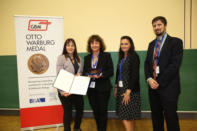 GBM president Annette Beck-Sickinger awards the Otto Warburg Medal to Marina Rodnina