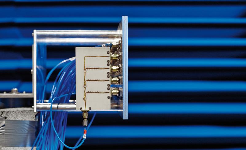 Realisierung eines seriellen Speisenetzwerks mit Metamaterial-Leitungen.