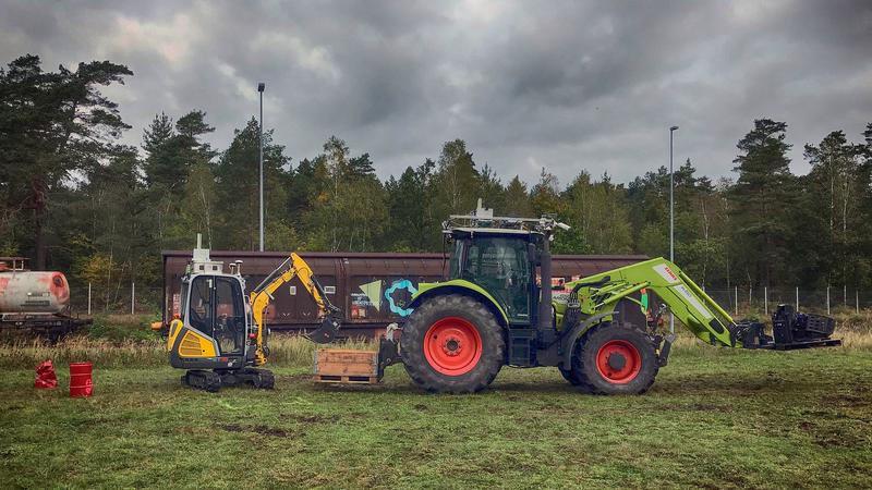 Zur Abschlusspräsentation in Celle-Scheuen wurde das autonome Beladen und der Abtransport von Material demonstriert. Bagger und Traktor arbeiteten dabei ohne menschliche Eingriffe.