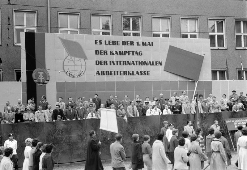 Die Demonstration am 1. Mai (hier 1961) war vom Staat vorgegeben. Auf welche Weise sich Bürger der DDR an politischen Entscheidungen beteiligten, wird in Jena u. a. diskutiert.