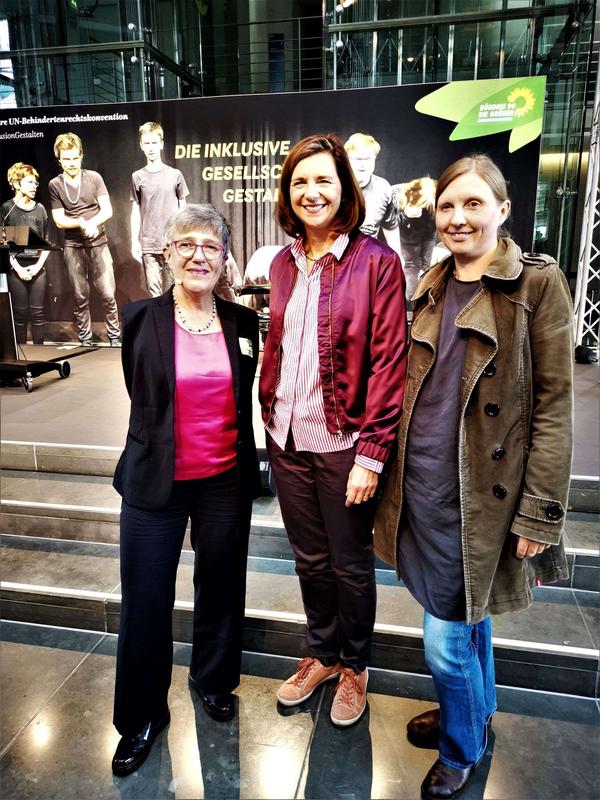 Theresia Degener mit Katrin Göring- Eckardt und Corinna Rüffer (v.l.)