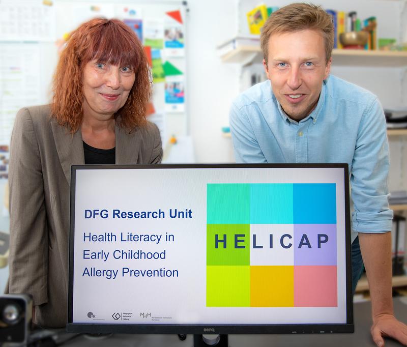 Proessorin Dr. Marie-Luise Dierks und Jonas Lander (Wissenschaftl. Mitarbeiter), die im DFG-Projekt HELICAP Eltern allergiekranker Kinder zu mehr Durchblick im Informationsdschungel verhelfen wollen