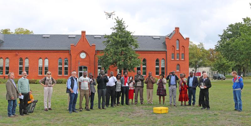 Demonstration einer Drohnensteuerung durch Prof. Dr. Arno Fischer (2. v. r.) 