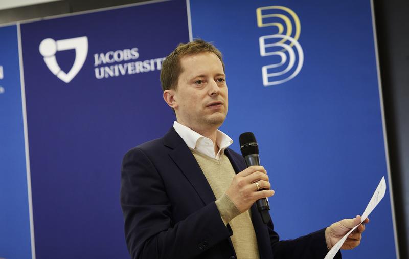 Simon Sommer, Co-CEO of the Jacobs Foundation, moderated the "B3 - Bildung Beyond Boundaries" symposium at Jacobs University. 