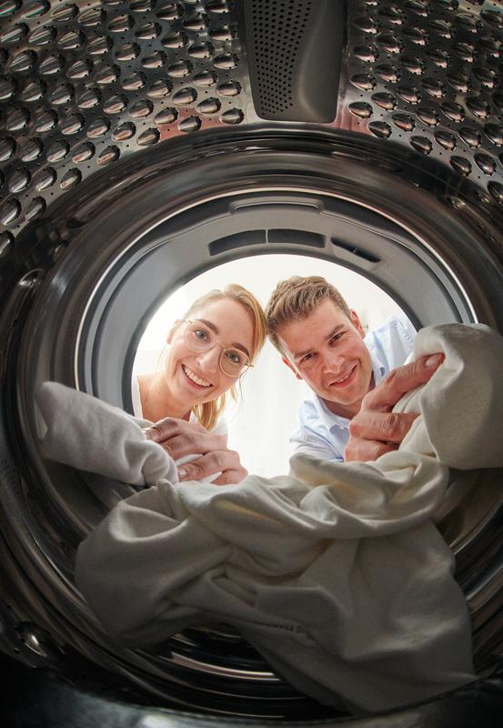 Auch Waschmaschinen können gefährliche Keime enthalten: Dr. Dr. Ricarda Schmithausen und Dr. Daniel Exner vom Universitätsklinikum Bonn haben dies untersucht. 