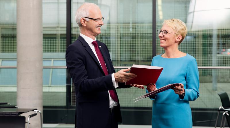 Der Wechsel an der Spitze der TU Darmstadt ist vollzogen: Die neue TU-Präsidentin Tanja Brühl hat die Amtsgeschäfte von ihrem Vorgänger Hans Jürgen Prömel übernommen.