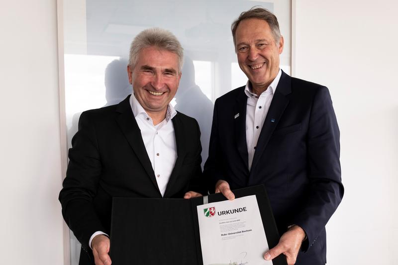 NRW-Wirtschaftsminister Andreas Pinkwart (links) überreicht Rektor Axel Schölmerich den Förderbescheid für das Start-up-Center.