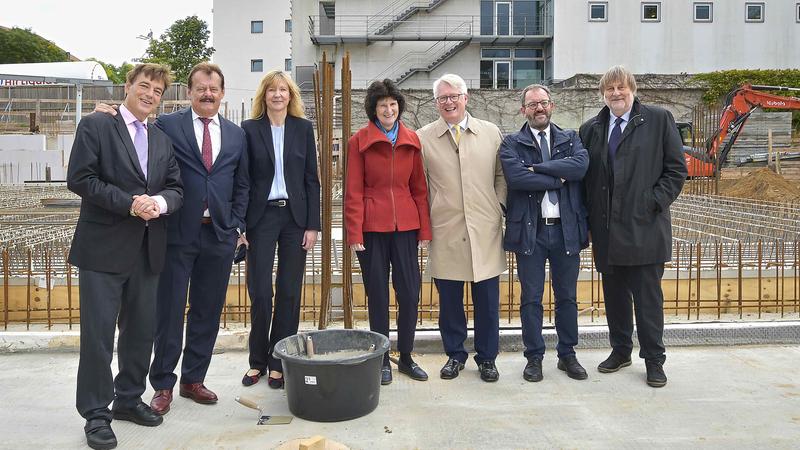 An der feierlichen Grundsteinlegung nahmen teil (v.l.n.r.):Prof. Bornstein, Sprecher des MITS, Prof. Albrecht, Katrin Erk, Staatsministerin Dr. Stange, Prof. Reichmann, Prof. Solimena sowie Prof. Röd