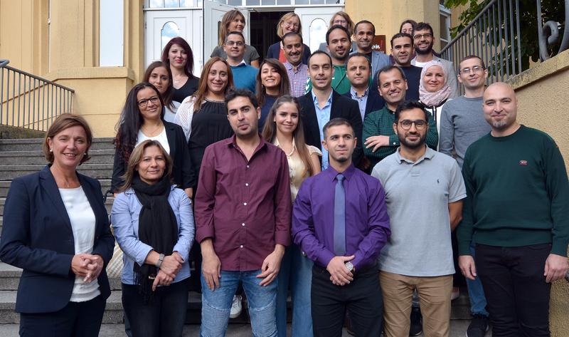 NRW-Schulministerin Yvonne Gebauer (links) nutzte die Übergabe die Zertifikate an die geflüchteten Lehrerinnen und Lehrer auch zum Austausch und zum Gespräch. Foto: Universität Bielefeld