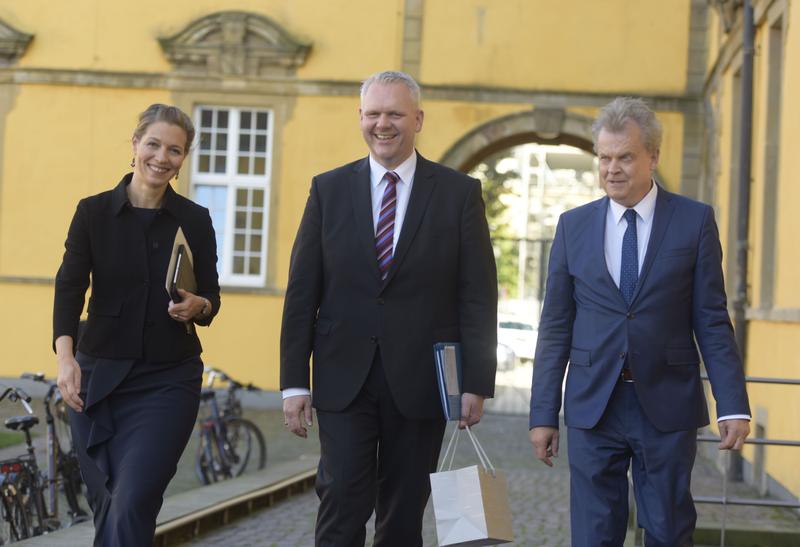Auf dem Weg zur Amtsübergabe: Die neue Präsidentin Prof. Dr. Susanne Menzel-Riedl, Wissenschaftsminister Björn Thümler und Altpräsident Prof. Dr. Wolfgang Lücke.