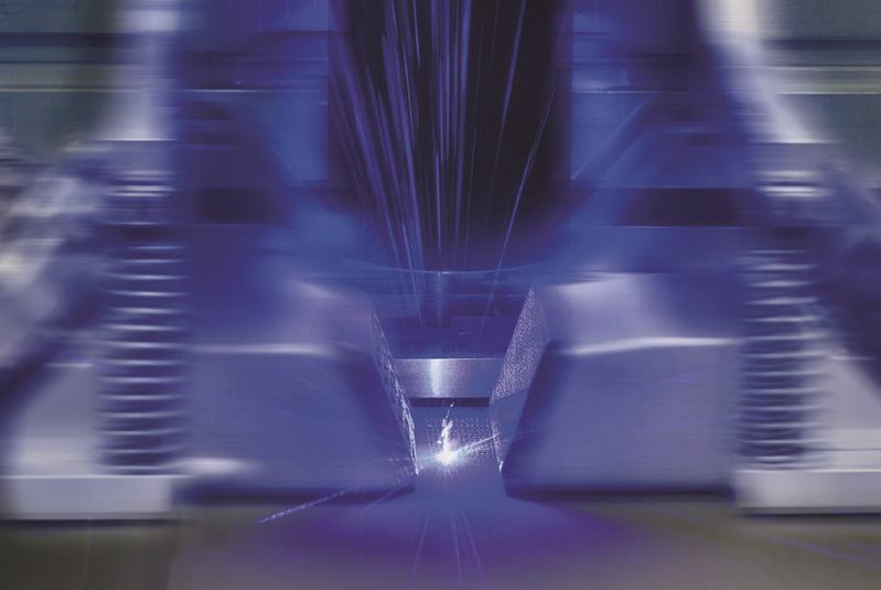 Wissenschaftler des Fraunhofer ILT untersuchen den Einsatz einer blau emittierenden Laserstrahlquelle in der Additiven Fertigung.