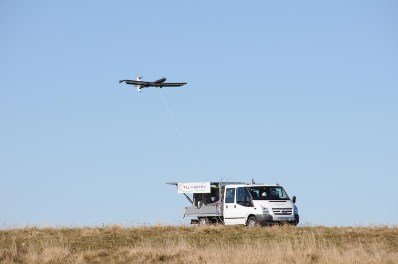 Erfolgreicher Testflug: TwingTec-Prototyp T 28 startete selbständig von seinem Basisfahrzeug, schraubte sich in die Höhe, kreiste 30 Minuten lang in der Luft und landete auf der Startplattform.  