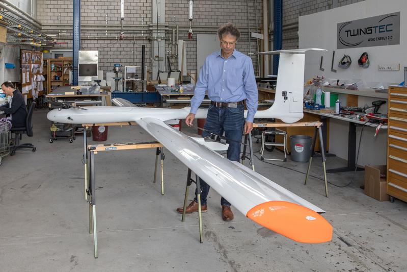 Rolf Luchsinger, CEO von TwingTec, neben Prototyp T 29, der erstmals Strom ins Netz speisen soll.