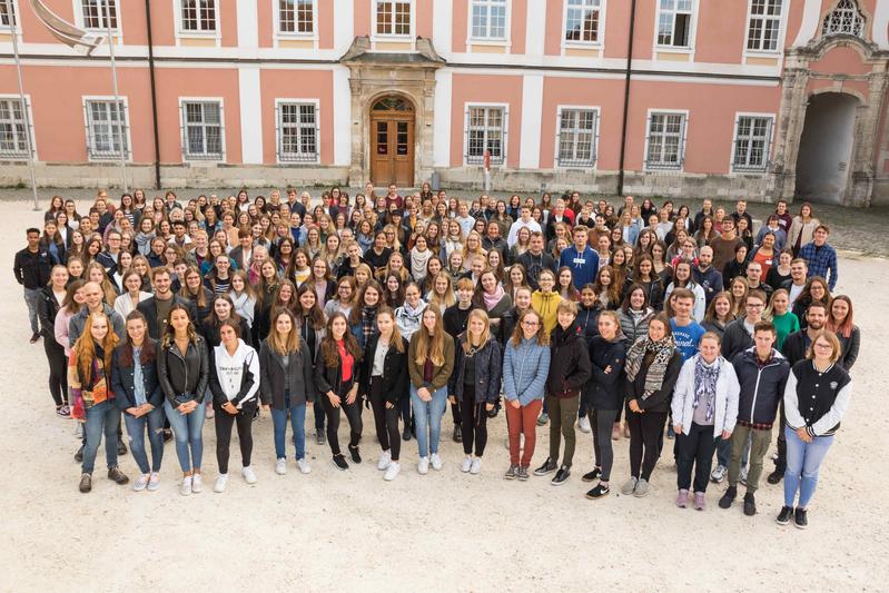 An der Akademie für Gesundheitsberufe Ulm starten 215 Schüler*innen sowie 66 duale Student*innen ihre Ausbildung. 