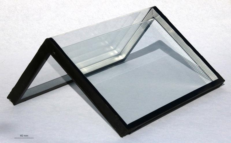 Mit dem neuen Glasbiegeverfahren hergestellter Prototyp einer Isolierglasscheibe.