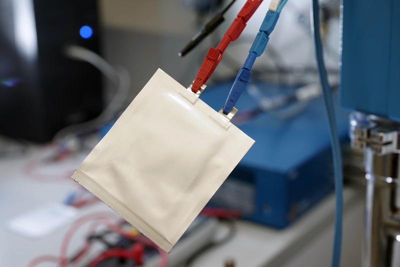 In Jena wird an den Batterien der Zukunft geforscht, etwa an dieser Polymer-Batterie. Jetzt werden hier auch die zukünftig führenden Köpfe aus dem Bereich Energiespeicher ausgebildet.