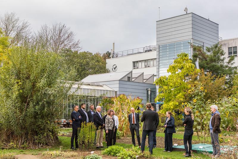  Wissenschaftler und Industrievertreter trafen sich im Rahmen des Verbundprojektes ALBINA am Standort Malchow/Poel und nutzten die Pause zu einem Rundgang durch den Schaugarten.