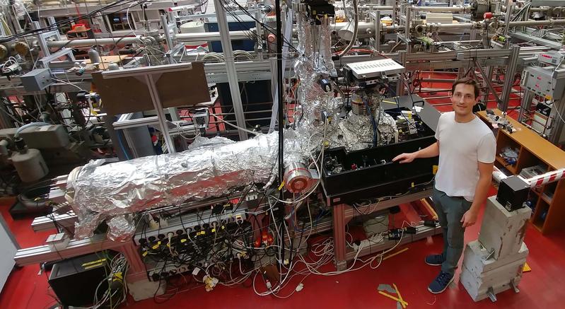 Photo of the COLTRIMS reaction microscope built by Alexander Hartung as part of his doctoral research in the experiment hall of the Faculty of Physics. 