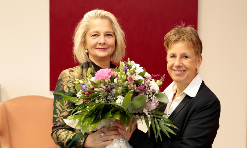FernUni-Rektorin Prof. Dr. Ada Pellert gratulierte Birgit Rimpo-Repp (re.) zum Amtsantritt.