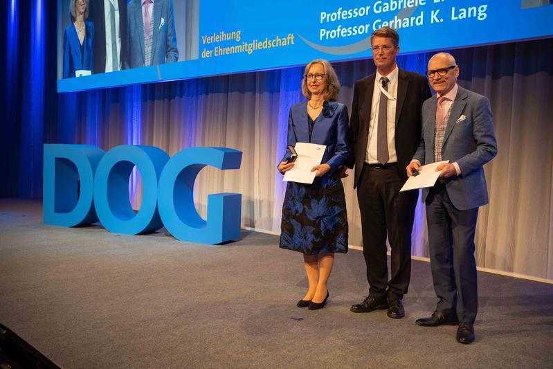 Professor Dr. Gerhard K. Lang und Professorin Dr. Gabriele E. Lang wurden beim 117. DOG-Kongress zu DOG-Ehrenmitgliedern ernannt.