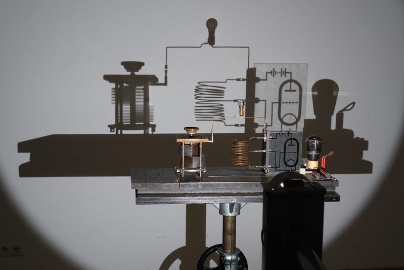 2 MHz-Sender zur Erzeugung ungedämpfter elektrischer Schwingungen mit Schattenprojektion von Pohl. Physicalisches Cabinet.