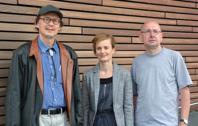 Prof. Dr. Helge Ritter (l.), Dr. Rebecca Förster und Prof. Dr. Werner Schneider organisieren die Tagung. Foto: Universität Bi