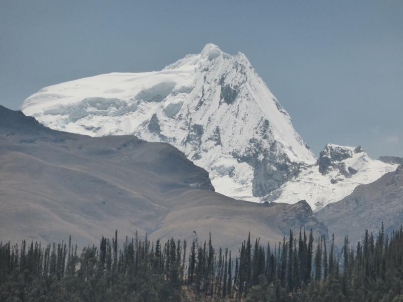Für einzelne Gebirgsketten in den Anden wie der Cordillera Blanca wurde eine Beschleunigung des Gletscherrückzugs seit den 1980er-Jahren berichtet. Im Bild: Ranrapalca (6163m). (Bild: Matthias Braun)