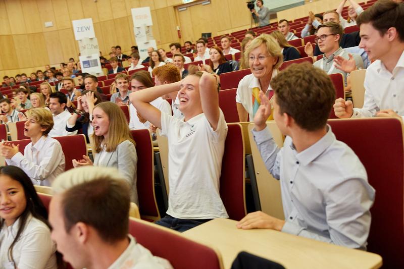 Nachhaltiger Konsum punktet: Schülerteam aus Weinheim gewinnt mit Bonus-System bei Ökonomiewettbewerb YES!