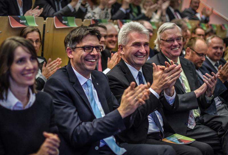 Dr. Oliver Locker-Grütjen (vorne, 2.v.l.), Minister Prof. Dr. Andreas Pinkwart (vorne, 3.v.l.) und Hochschulratsvorsitzender Prof. Dr. Aloys Krieg (vorne, 4.v.l.) bei der Akademischen Jahres