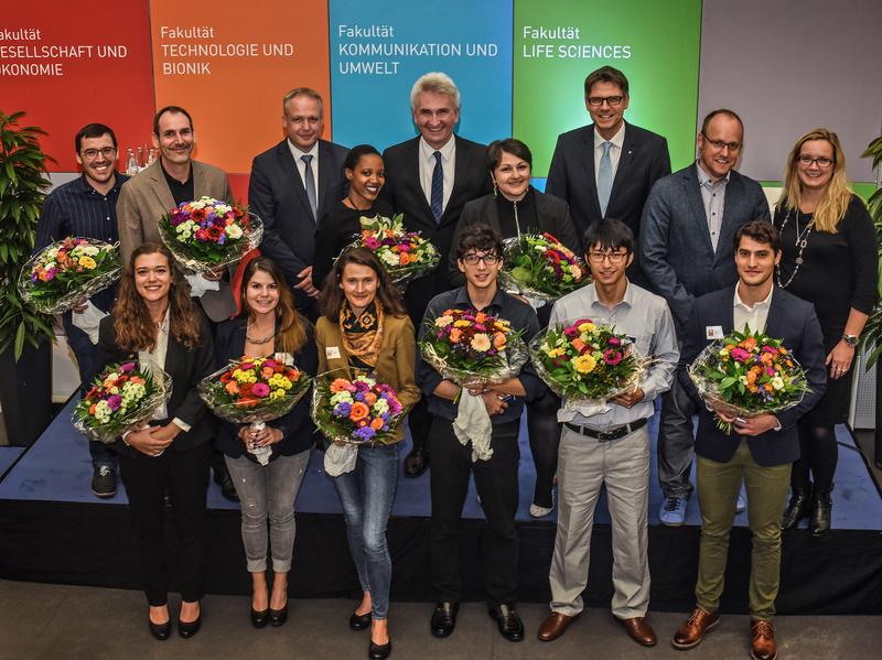 Minister Prof. Dr. Andreas Pinkwart (hinten Mitte) und Dr. Oliver Locker-Grütjen (hinten, rechts) mit dem Vizepräsidium und den Preisträgerinnen und Preisträgern