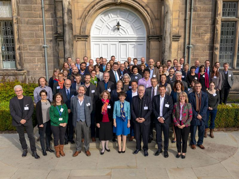 Eine Delegation der Universität Bonn unter Leitung von Rektor Prof. Dr. Dr. h.c. Michael Hoch (vorne, 3.v.r.) hat die Universität von St Andrews in Schottland besucht.
