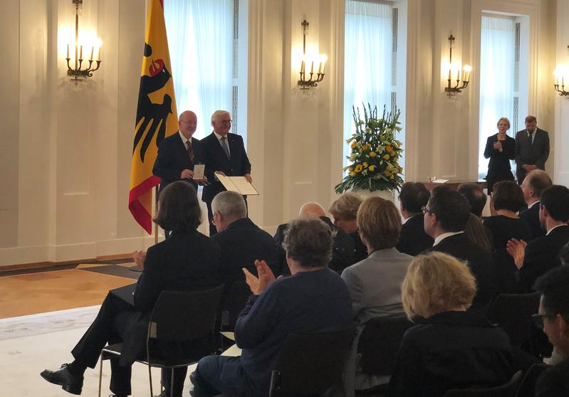 Bundespräsident Steinmeier ehrt Prof. Wahlster mit dem Großen Verdienstkreuz.