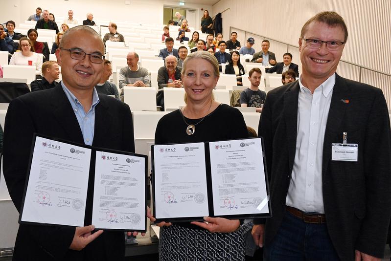 Der Prodekan Prof. Dr. Xingzhi Xu von der Shenzhen University mit Dr. Claudia Hillinger vom Internationalen Büro der Uni Jena und Prof. Dr. Thorsten Heinzel. 