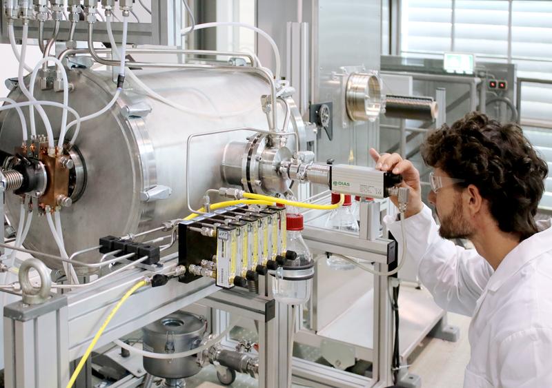 Bei 2900 °C werden am Fraunhofer IAP Bio-Fasern aus Cellulose graphitisiert. Sie erreichen die mechanischen Eigenschaften erdölbasierter Carbonfasern.