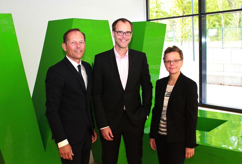 Zur Wiederwahl gratulierten der Hochschulratsvorsitzende Thomas Wessel (l.), und die Senatsvorsitzende Prof. Dr. Anke Simon (r.) Prof. Dr. Bernd Kriegesmann (M.).