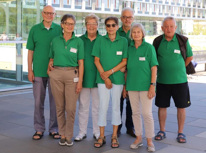 Ursel Frieß-Süsser (m.), Hannelore Weinmann (zweite v.l.) und ihre sieben Kolleginnen und Kollegen (zwei „Grüne Damen“ sind auf dem Bild abwesend) haben immer ein offenes Ohr für Patient*innen