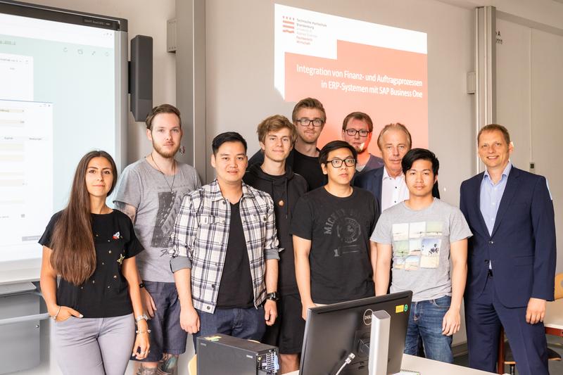Teilnehmerinnen und Teilnehmer des Kurses mit Prof. Dr. Andreas Johannsen (r.), Dr. Fred Grüneberg (3. v. r.) und Maximilian Müller (THB, 4. v. r.)