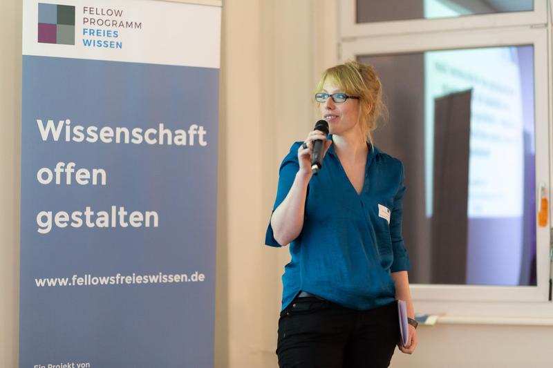 Dr. Eva Seidlmayer präsentiert bei der Auftaktveranstaltung des Fellow-Programms "Freies Wissen" ihr gefördertes Projekt.