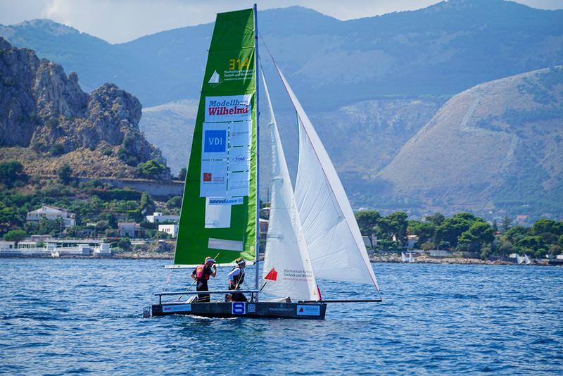 Das neue Segelboot des studentischen Teams „ecosail Karlsruhe“ der HsKA bei der Regatta „1001VELAcup 2019“ am Golf von Palermo