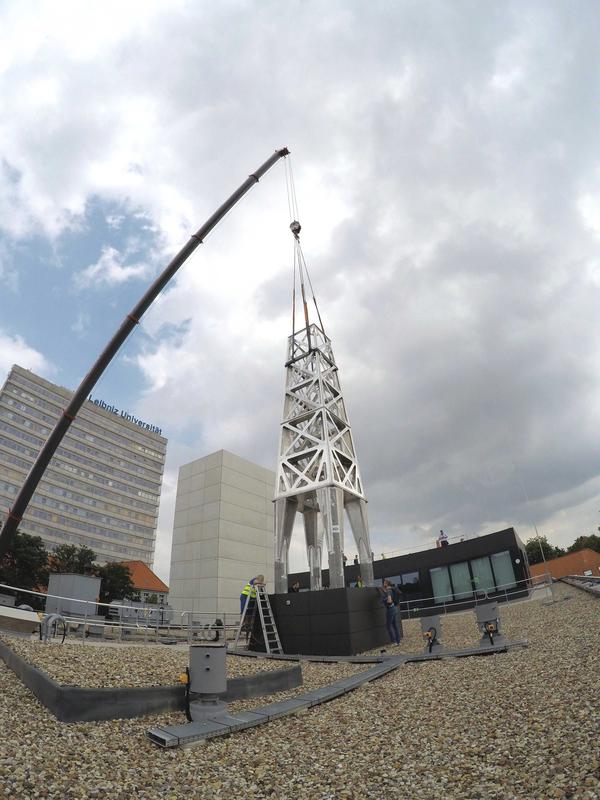 Das entstehende Atominterferometer an der Universität Hannover: Installation des Haltegerüsts für die die VLBAI-Versuchskammer