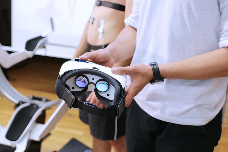 Eine VR-Brille und ein großer Bildschirm vermitteln das Gefühl, wirklich zu fliegen.