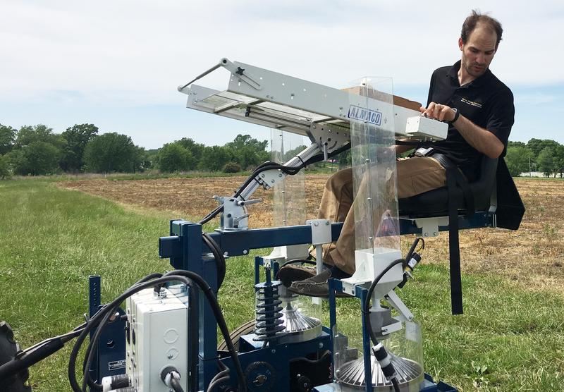 Prof. Dr. Tim Beissinger arbeitet während der Pflanzphase des Experiments auf einem Traktor.