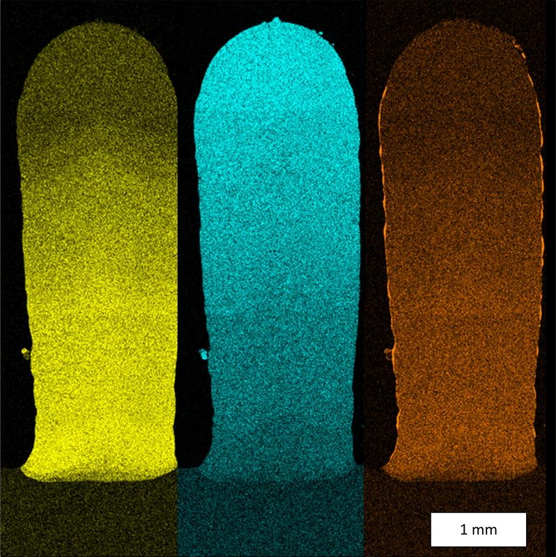 Werkstoffexperten des Fraunhofer IWS entwickeln Multi-Material-Bauteile, an denen sie den Materialübergang analysieren. Die Farben zeigen den Übergang: Gelb: Kobalt, blau: Nickel, orange: Aluminium.