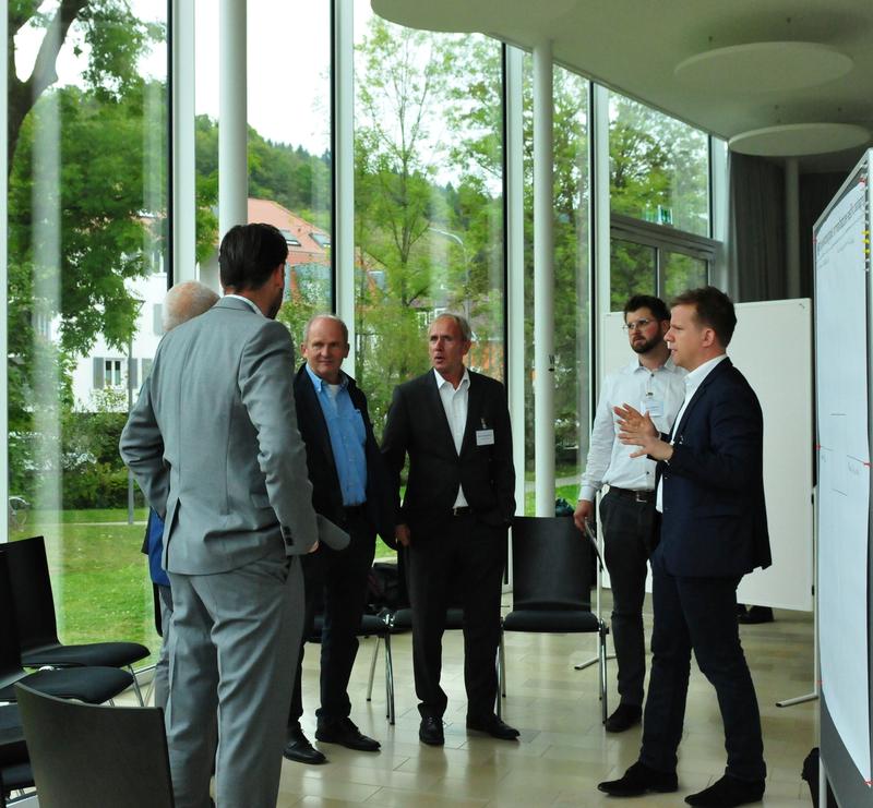 Professor Dr. Claus Lang-Koetz von der Hochschule Pforzheim erörtert mit Teilnehmern des Workshops verschiedene Treiber und Hemmnisse der Technologie.