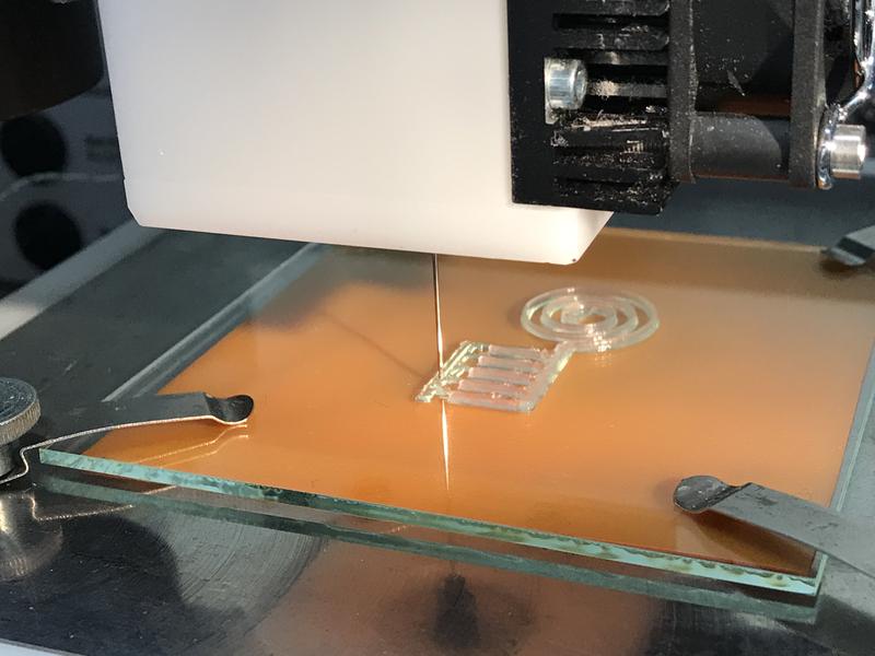 Mit dem 3D-Drucker wird die Nanocellulose-«Tinte» auf eine Trägerplatte appliziert. Silberpartikel sorgen für die elektrische Leitfähigkeit des Materials. 